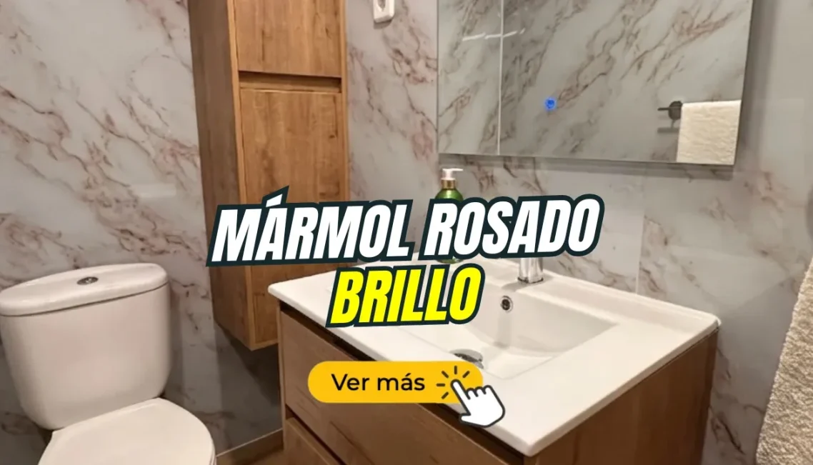 Placa decorativa mármol rosado brillo Baño con mármol rosado brillante, lavabo y muebles de madera.